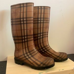 Womens classic tall Burberry boots